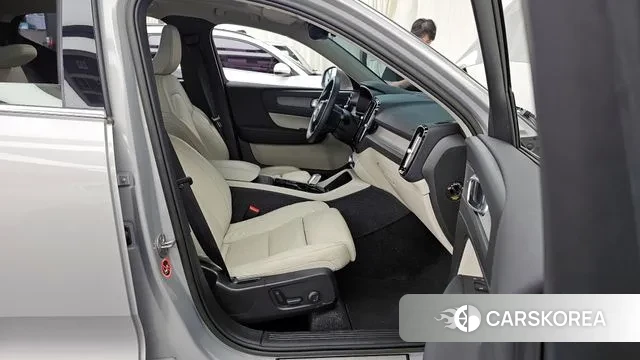 Volvo XC40 2023 Серебряный из Кореи, фото 2