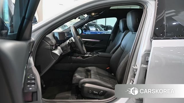 BMW 5 Series (G60) 2025 Серебристо-серый из Кореи, фото 2
