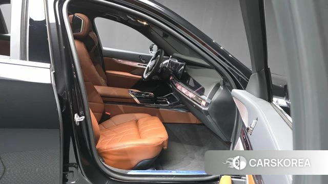 BMW 7 Series (G70) 2025 Черный из Кореи, фото 2