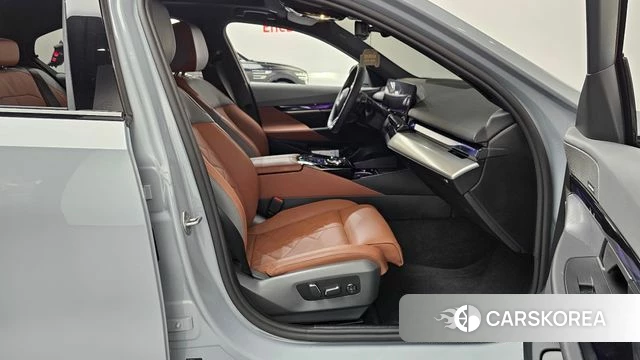 BMW 5 Series (G60) 2025 Светло-серебряный цвет из Кореи, фото 2