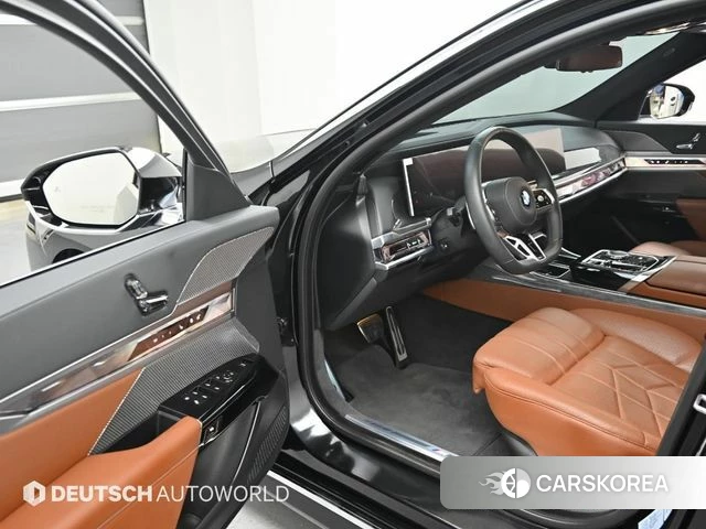 BMW 7 Series (G70) 2023 Черный из Кореи, фото 2