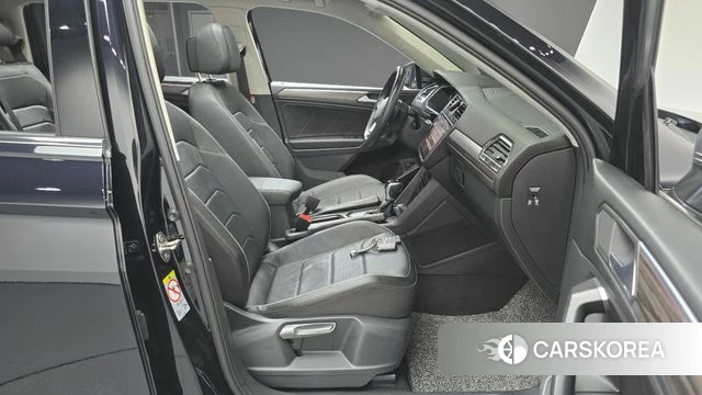 Volkswagen Tiguan Allspace 2023 Черный из Кореи, фото 2