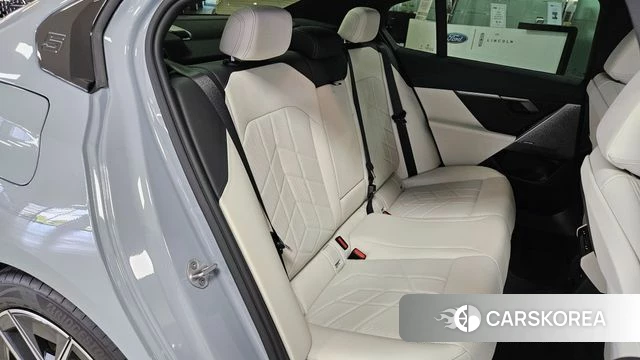 BMW 5 Series (G60) 2026 Цвет галактики из Кореи, фото 2