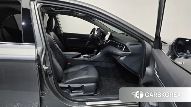 Toyota Camry (XV70) 2024 Серый из Кореи, фото 2