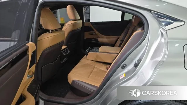 Lexus ES300h 7th generation 2019 Серебряный из Кореи, фото 2