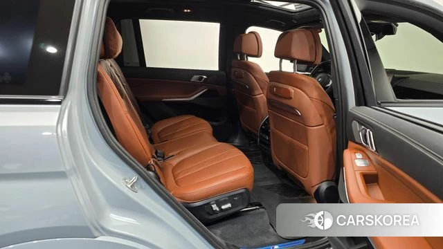 BMW X7 (G07) 2024 Светло-серебряный цвет из Кореи, фото 2