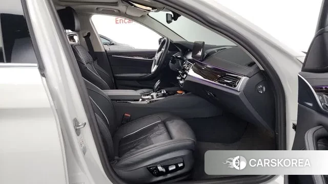 BMW 5 Series (G30) 2023 Белый из Кореи, фото 2