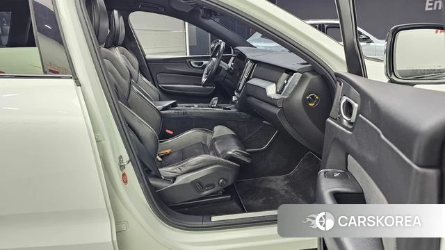 Volvo XC60 second Generation 2021 Белый из Кореи, фото 2