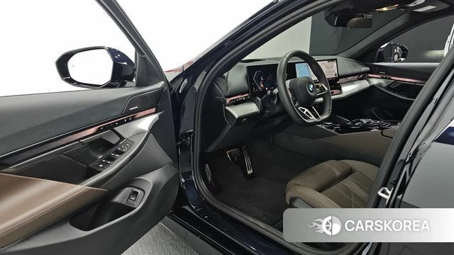 BMW 5 Series (G60) 2025 Черный из Кореи, фото 2