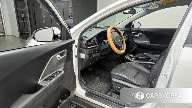 Kia Niro Plus 2022 Белый из Кореи, фото 2