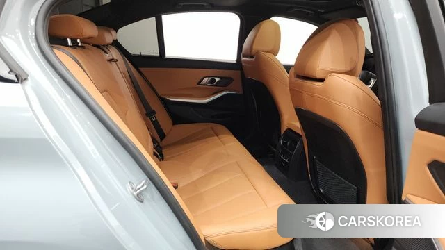 BMW 3 Series (G20) 2023 Светло-серебряный цвет из Кореи, фото 2