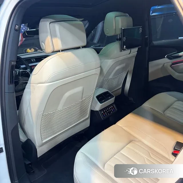 Audi e-Tron 2021 Белый из Кореи, фото 2