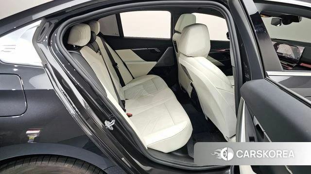 BMW 5 Series (G60) 2025 Серый из Кореи, фото 2