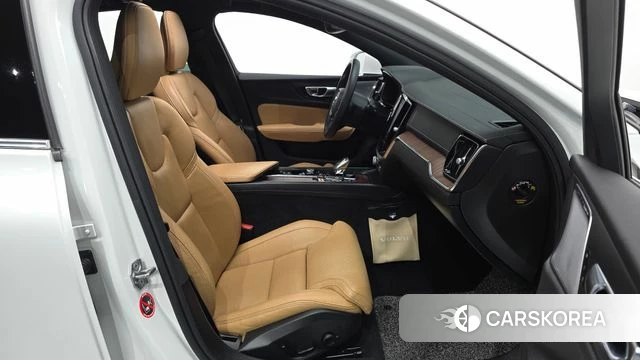 Volvo S60 3rd generation 2021 Белый из Кореи, фото 2