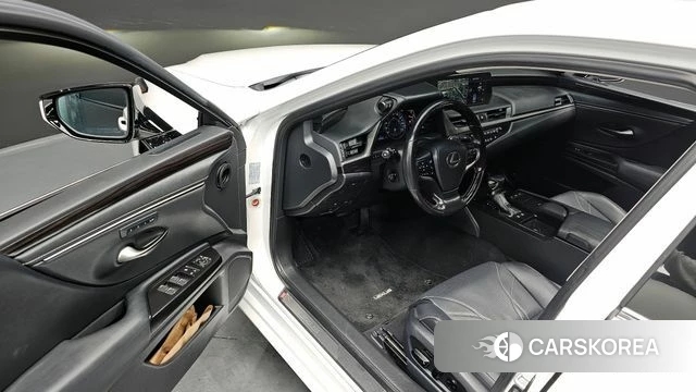 Lexus ES300h 7th generation 2021 Белый из Кореи, фото 2