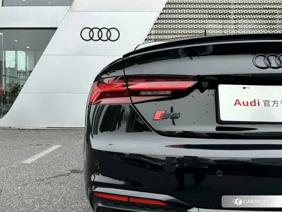 Audi S5 2023 Черный из Китая, фото 2