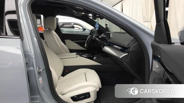 BMW 5 Series (G60) 2024 Светло-серебряный цвет из Кореи, фото 2