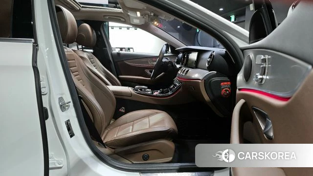 Mercedes-Benz E-Class W213 2018 Белый из Кореи, фото 2