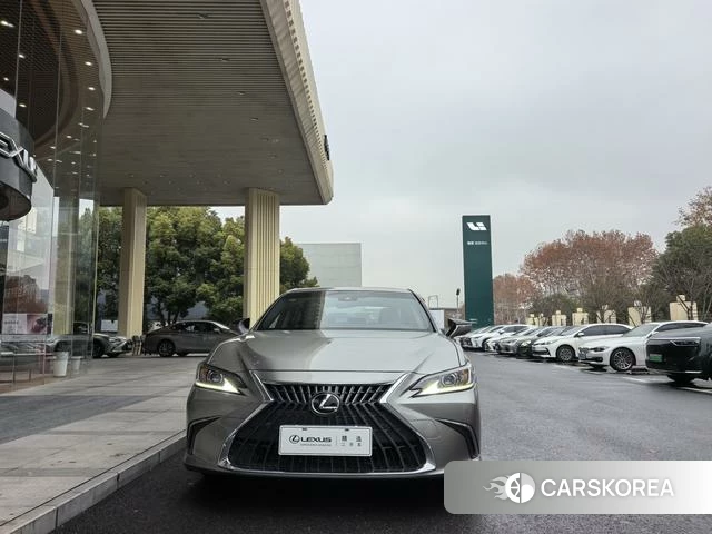 Lexus ES 2024 Серебристо-серый из Китая, фото 2
