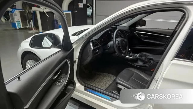 BMW 3 Series (F30) 2018 Белый из Кореи, фото 2