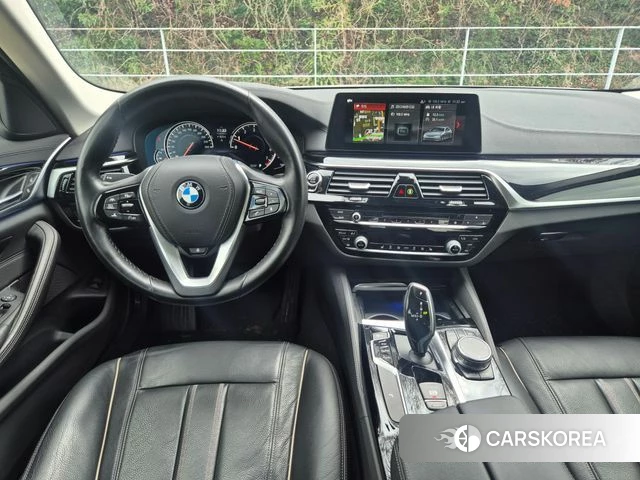 BMW 5 Series (G30) 2018 Белый из Кореи, фото 2