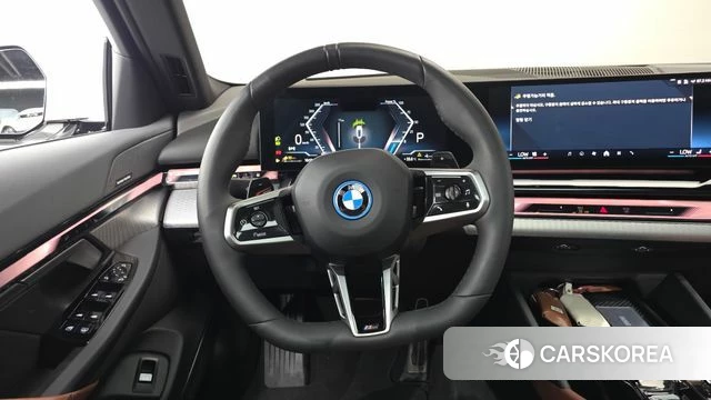 BMW 5 Series (G60) 2025 Белый из Кореи, фото 2