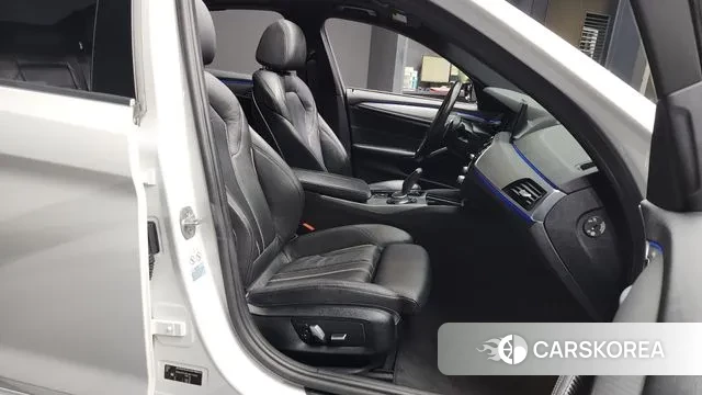 BMW 5 Series (G30) 2018 Белый из Кореи, фото 2