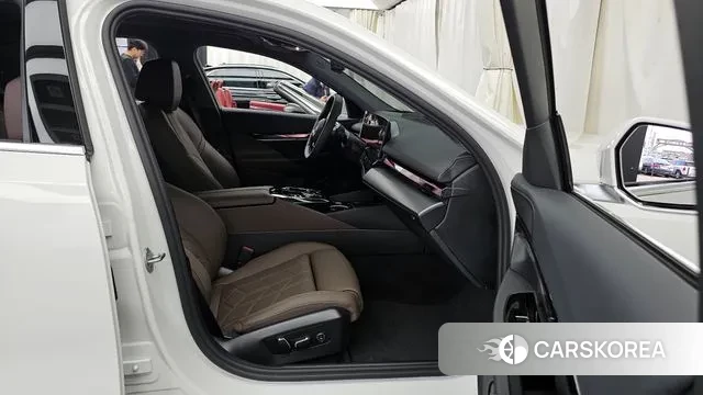 BMW 5 Series (G60) 2025 Белый из Кореи, фото 2