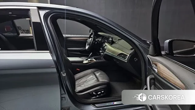BMW 5 Series (G30) 2018 Цвет галактики из Кореи, фото 2