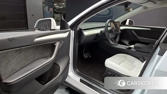 Tesla Model Y 2023 Белый из Кореи, фото 2