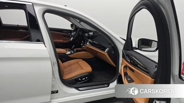 BMW 5 Series (G30) 2023 Белый из Кореи, фото 2