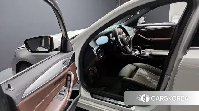 BMW 5 Series (G30) 2019 Белый из Кореи, фото 2