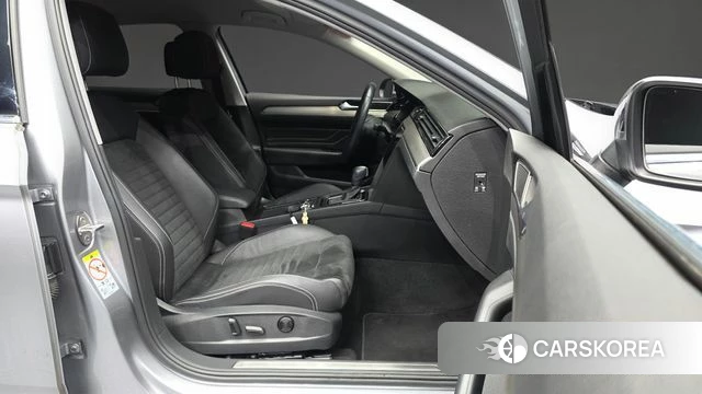 Volkswagen Passat GT (B8) 2021 Серебряный из Кореи, фото 2