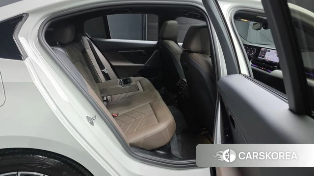 BMW 5 Series (G60) 2024 Белый из Кореи, фото 2