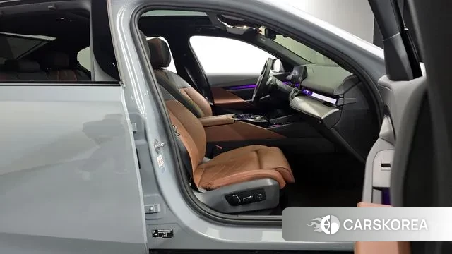 BMW 5 Series (G60) 2024 Серебристо-серый из Кореи, фото 2