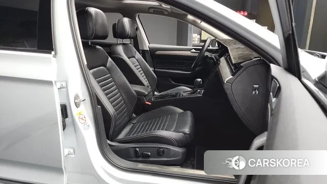 Volkswagen Passat GT (B8) 2022 Белый из Кореи, фото 2