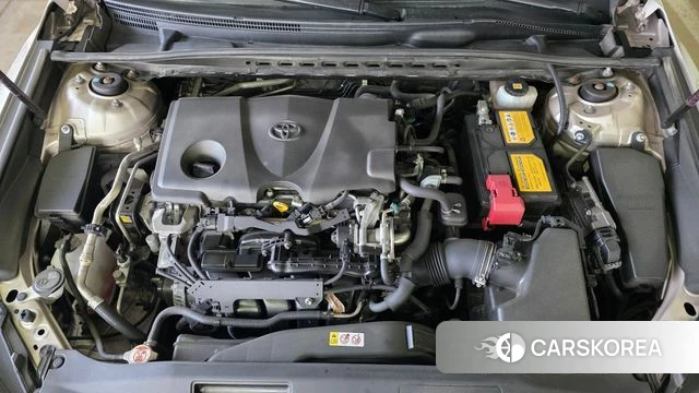 Toyota Camry (XV70) 2018 Светло-серебряный цвет из Кореи, фото 2