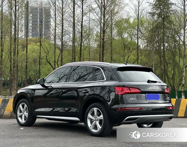 Audi Q5L 2021 Черный из Китая, фото 2