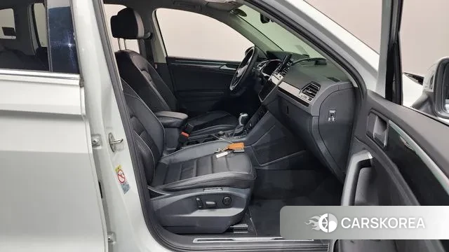 Volkswagen Tiguan second Generation 2023 Белый из Кореи, фото 2