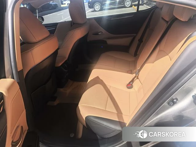 Lexus ES 2024 Серебристо-серый из Китая, фото 2