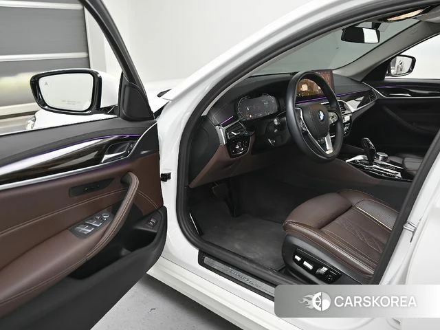 BMW 5 Series (G30) 2022 Белый из Кореи, фото 2