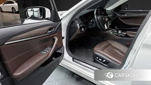 BMW 5 Series (G30) 2020 Белый из Кореи, фото 2