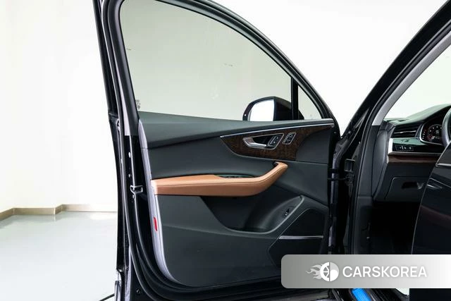 Audi Q7 2023 Черный из Китая, фото 2