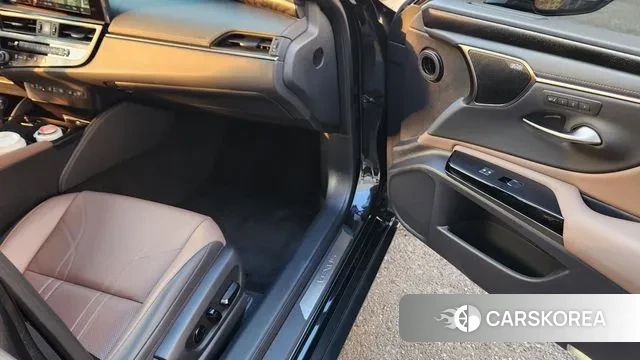 Lexus ES300h 7th generation 2023 Черный из Кореи, фото 2