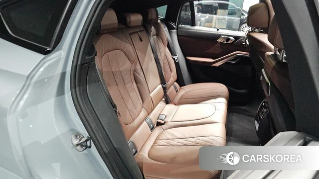 BMW X6 (G06) 2025 Светло-серебряный цвет из Кореи, фото 2
