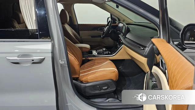 Kia Carnival 4th generation 2023 Серебристо-серый из Кореи, фото 2