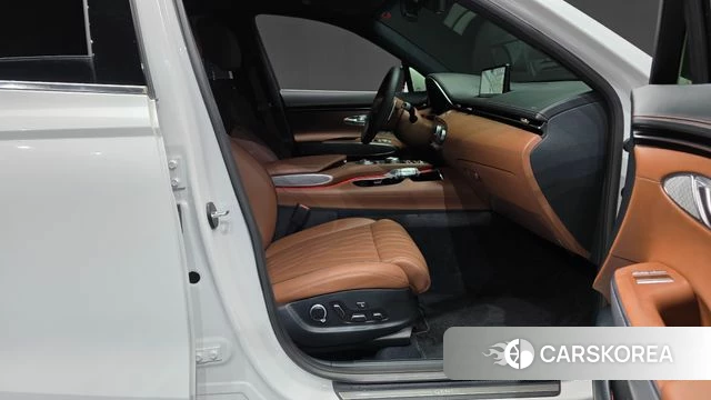 Genesis GV70 2023 Белый из Кореи, фото 2