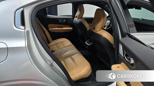 Volvo S60 3rd generation 2021 Серебристо-серый из Кореи, фото 2