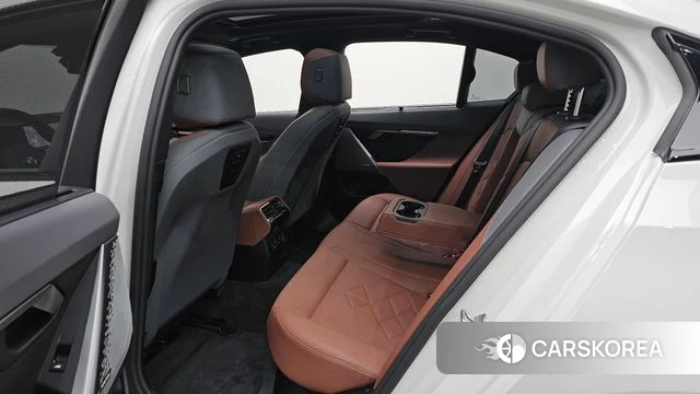 BMW 5 Series (G60) 2025 Белый из Кореи, фото 2