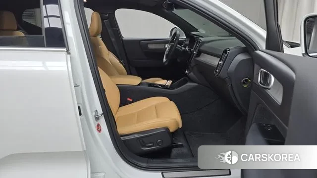 Volvo XC40 2021 Белый из Кореи, фото 2